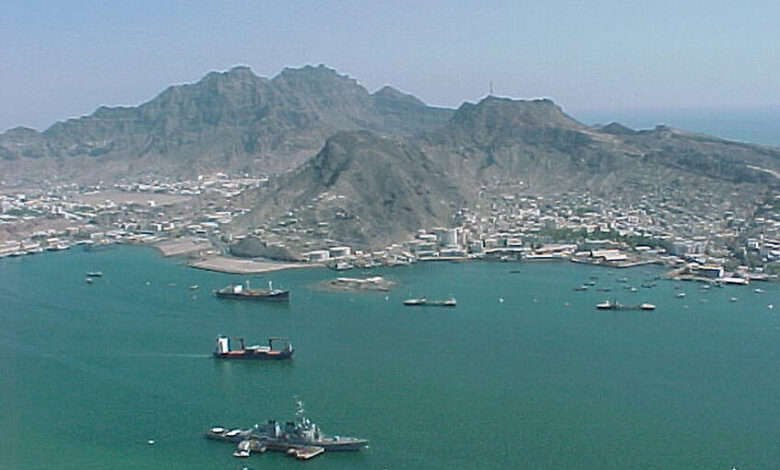 السلطات البريطانية تعلن عن تبادل إطلاق نار بين سفينة وزورق صغير جنوب غربي ميناء عدن باليمن