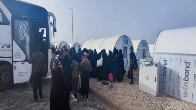 نقل مئات المقيمين من مخيم الهول إلى مخيم جديد قرب أخترين شمال سوريا