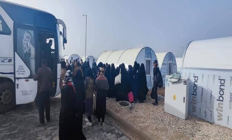 نقل مئات المقيمين من مخيم الهول إلى مخيم جديد قرب أخترين شمال سوريا