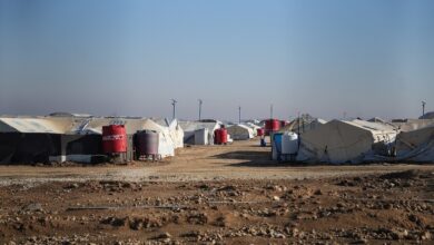 الاستخبارات الأمريكية: فرار نحو 20 ألف شخص من مخيم الهول في سوريا بينهم عناصر "داعش"