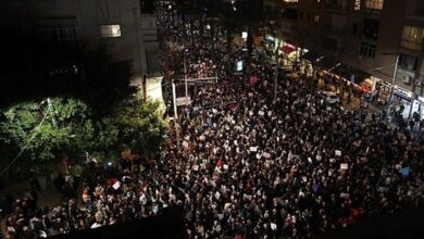 تل أبيب.. مئات الإسرائيليين يحتجون على سياسات الحكومة ويطالبون بالتحقيق في هجوم 7 أكتوبر 2 تل أبيب.. مئات الإسرائيليين يحتجون على سياسات الحكومة ويطالبون بالتحقيق في هجوم 7 أكتوبر