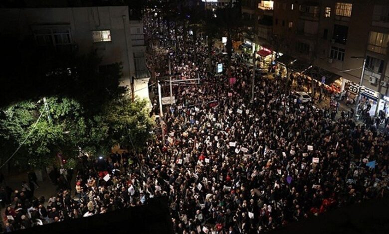 تل أبيب.. مئات الإسرائيليين يحتجون على سياسات الحكومة ويطالبون بالتحقيق في هجوم 7 أكتوبر 1 تل أبيب.. مئات الإسرائيليين يحتجون على سياسات الحكومة ويطالبون بالتحقيق في هجوم 7 أكتوبر