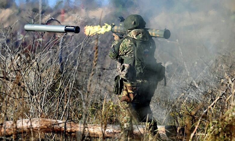 جندي روسي يأسر 8 جنود أوكرانيين بمفرده في دونيتسك 1 جندي روسي يأسر 8 جنود أوكرانيين بمفرده في دونيتسك