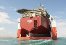 عبور واحدة من أكبر سفن نقل المثقلات في العالم عبر قناة السويس