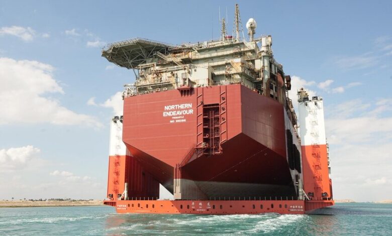 عبور واحدة من أكبر سفن نقل المثقلات في العالم عبر قناة السويس