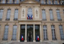 فرنسا تعلن حل أربع جماعات متطرفة وسط توترات سياسية