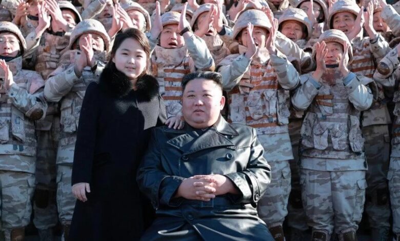 تقرير: تعيين ابنة كيم جونغ أون على رأس قيادة الصواريخ النووية في كوريا الشمالية 1 تقرير: تعيين ابنة كيم جونغ أون على رأس قيادة الصواريخ النووية في كوريا الشمالية