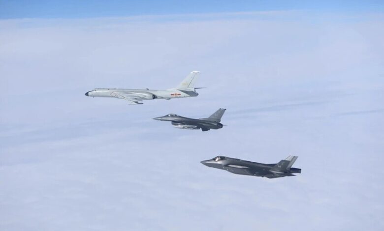 إعلام عبري: نشر سرب كامل من مقاتلات "إف-22" الأمريكية في إسرائيل وسط تصاعد التوتر مع إيران 1 إعلام عبري: نشر سرب كامل من مقاتلات "إف-22" الأمريكية في إسرائيل وسط تصاعد التوتر مع إيران