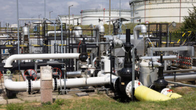 محلل هنغاري: بودابست تربط رفع الفيتو الأوروبي باستئناف تدفقات النفط عبر أنبوب "دروجبا" 2 محلل هنغاري: بودابست تربط رفع الفيتو الأوروبي باستئناف تدفقات النفط عبر أنبوب "دروجبا"