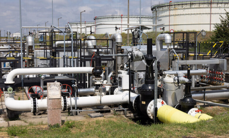 محلل هنغاري: بودابست تربط رفع الفيتو الأوروبي باستئناف تدفقات النفط عبر أنبوب "دروجبا"