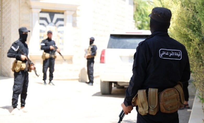 سوريا :توقيف عنصر أمن في ريف دمشق بتهمة تشكيل مجموعة خارج إطار القانون 1 سوريا :توقيف عنصر أمن في ريف دمشق بتهمة تشكيل مجموعة خارج إطار القانون