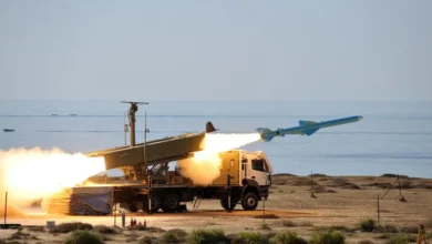 إيران تغلق مسارًا جوّيًا لإجراء تدريبات صاروخية واسعة