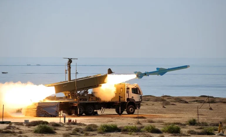 إيران تغلق مسارًا جوّيًا لإجراء تدريبات صاروخية واسعة