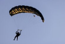 المغرب.. مهاجر أفريقي يحاول دخول سبتة بطائرة شراعية ويفشل عند السياج