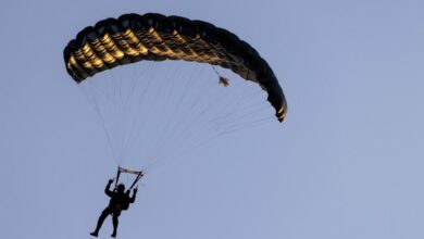 المغرب.. مهاجر أفريقي يحاول دخول سبتة بطائرة شراعية ويفشل عند السياج