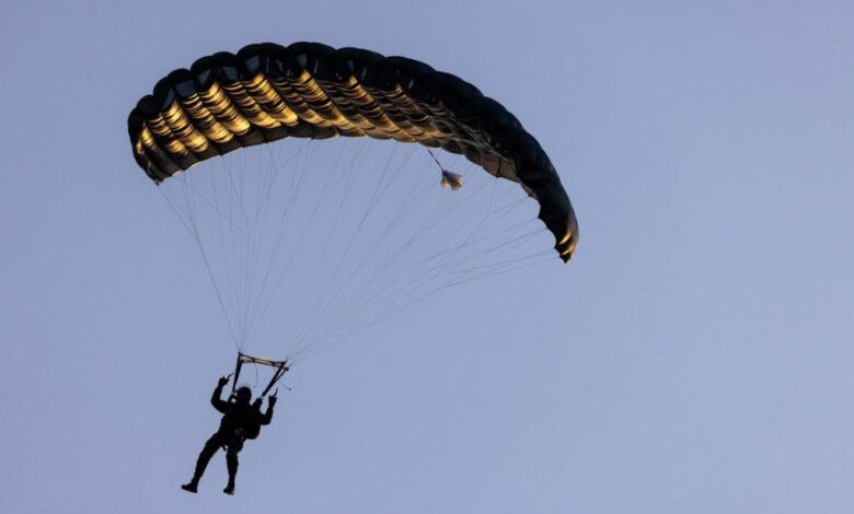المغرب.. مهاجر أفريقي يحاول دخول سبتة بطائرة شراعية ويفشل عند السياج 1 المغرب.. مهاجر أفريقي يحاول دخول سبتة بطائرة شراعية ويفشل عند السياج