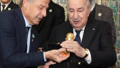 الرئيس تبون يستقبل وفداً من "فيفا" مرفقا بكأس العالم 2026