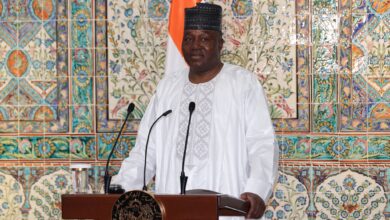 رئيس النيجر: لا يمكن تصور الجزائر التي عانت الاستعمار قرناً أن تسمح باستعمال أراضيها للاعتداء على دولة شقيقة" 2 رئيس النيجر: لا يمكن تصور الجزائر التي عانت الاستعمار قرناً أن تسمح باستعمال أراضيها للاعتداء على دولة شقيقة"