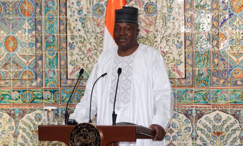 رئيس النيجر: لا يمكن تصور الجزائر التي عانت الاستعمار قرناً أن تسمح باستعمال أراضيها للاعتداء على دولة شقيقة"