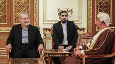 سلطان عُمان يبحث مع مسؤول إيراني رفيع مسار الاتفاق النووي والتطورات الإقليمية