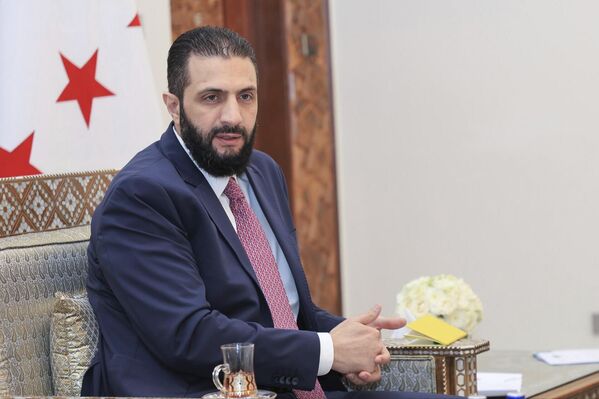 الرئيس السوري أحمد الشرع: دور الخطباء في المساجد مهم في توعية الناس وتربية الجيل الجديد. 1 الرئيس السوري أحمد الشرع: دور الخطباء في المساجد مهم في توعية الناس وتربية الجيل الجديد.