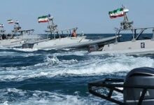 اقتراب زوارق حربية إيرانية من سفينة أمريكية في مضيق هرمز