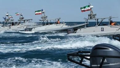 اقتراب زوارق حربية إيرانية من سفينة أمريكية في مضيق هرمز 2 اقتراب زوارق حربية إيرانية من سفينة أمريكية في مضيق هرمز