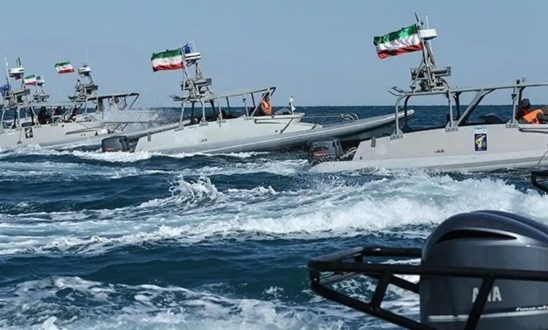 اقتراب زوارق حربية إيرانية من سفينة أمريكية في مضيق هرمز