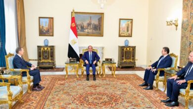 السيسي ورئيس الاستخبارات الروسية يدعوان إلى تجنب التصعيد في المنطقة