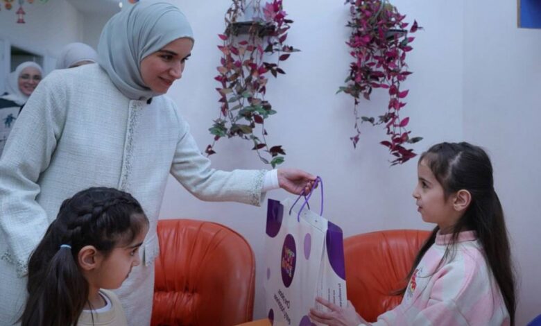 سوريا.. زوجة الرئيس أحمد الشرع تطلع على واقع ميتم الجمعية الخيرية الإسلامية في حمص