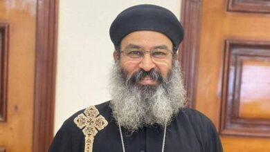 "أغمي عليه فسقط من الشرفة".. تفاصيل وفـ.اة كاهن مصري