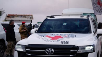 سوريا.. بدء نقل 61 موقوفاً من السويداء تمهيداً لعملية تبادل بإشراف الصليب الأحمر