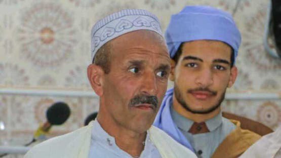 عامل نظافة جزائري يعثر على 10 آلاف دولار في القمامة ويعيدها لصاحبها