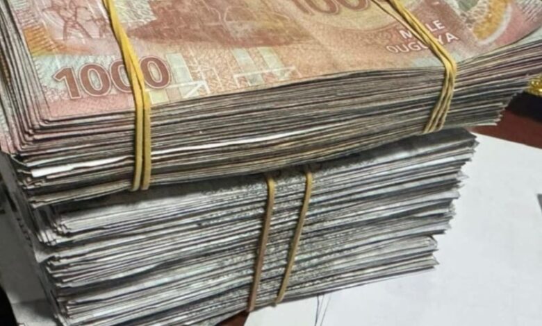 موريتانيا تفكك شبكة لتزوير العملة وتقبض على عدد من المشتبه بهم 1 موريتانيا تفكك شبكة لتزوير العملة وتقبض على عدد من المشتبه بهم