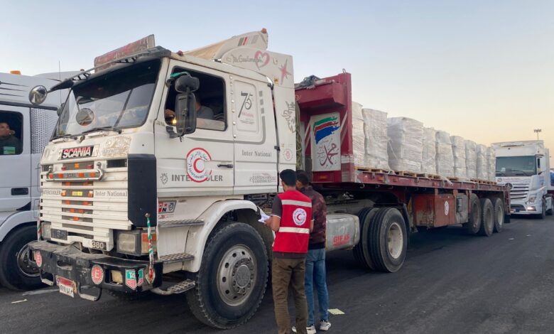 الهلال الأحمر المصري يطلق قافلة مساعدات ضخمة إلى غزة تحتوي على أكثر من 6 آلاف طن