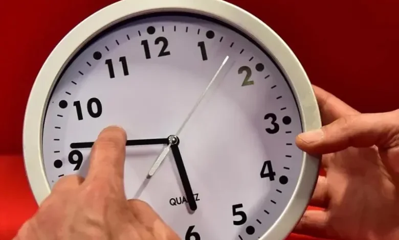 المغرب يغيّر الساعة القانونية مؤقتاً مع اقتراب رمضان وسط جدل متجدد 1 المغرب يغيّر الساعة القانونية مؤقتاً مع اقتراب رمضان وسط جدل متجدد