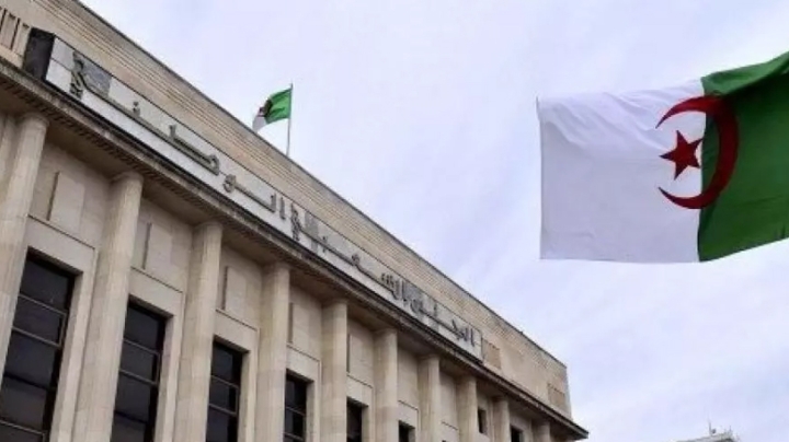 الجزائر تصدر مرسوما يحدد شروط التجريد من الجنسية في حالات الإضرار بمصالح الدولة 1 الجزائر تصدر مرسوما يحدد شروط التجريد من الجنسية في حالات الإضرار بمصالح الدولة