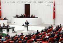 رئيس البرلمان التركي يتسلّم القرار النهائي لـ"محكمة غزة" في أنقرة