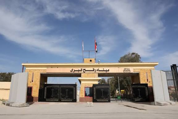 فتح والمجلس الوطني الفلسطيني يدينان إجراءات إسرائيل في معبر رفح ويصفانها بـ"المذلة"