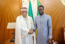 الرئيس السنغالي يستقبل الخليفة العام للطريقة التجانية الجزائرية لتعزيز الروابط الروحية والتاريخية