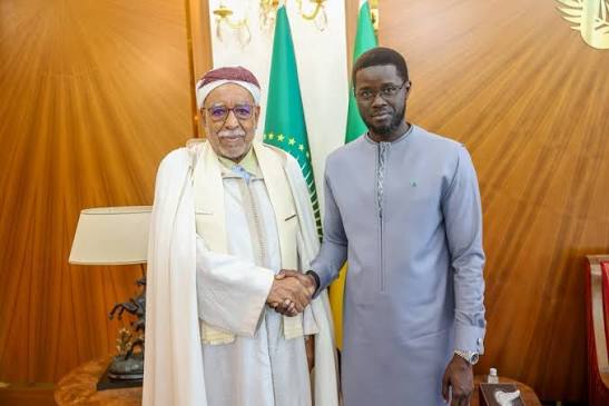 الرئيس السنغالي يستقبل الخليفة العام للطريقة التجانية الجزائرية لتعزيز الروابط الروحية والتاريخية