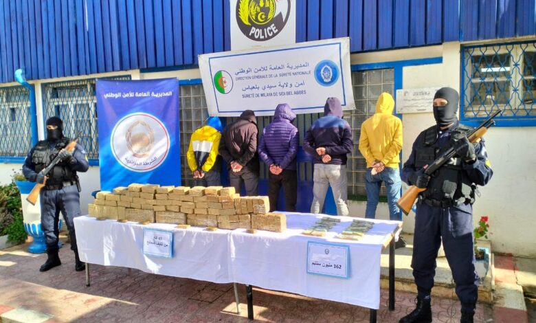 الأمن الجزائري يطيح بشبكة إجرامية ويضبط 43 كلغ من المخدرات في سيدي بلعباس 1 الأمن الجزائري يطيح بشبكة إجرامية ويضبط 43 كلغ من المخدرات في سيدي بلعباس