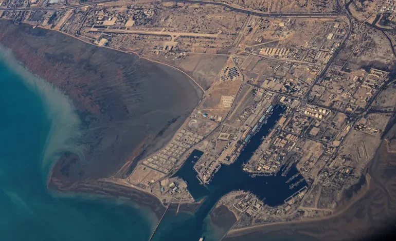 إيران تكثف المناورات البحرية في مضيق هرمز وتستأنف مفاوضات نووية مع واشنطن في جنيف