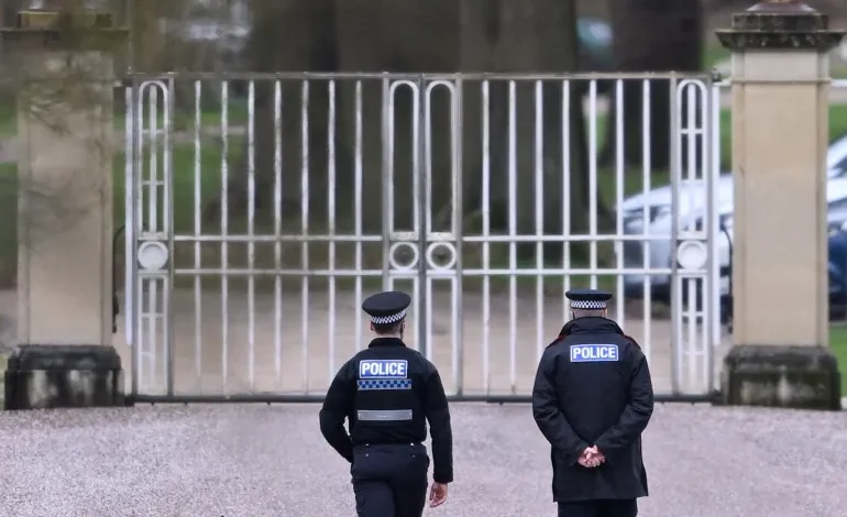 الشرطة البريطانية تفتش قصر الأمير آندرو بعد اعتقاله للتحقيق في تسريب وثائق سرية