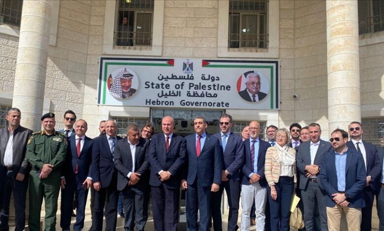 وفد دبلوماسي دولي يزور الخليل للاطلاع على الانتهاكات الإسرائيلية