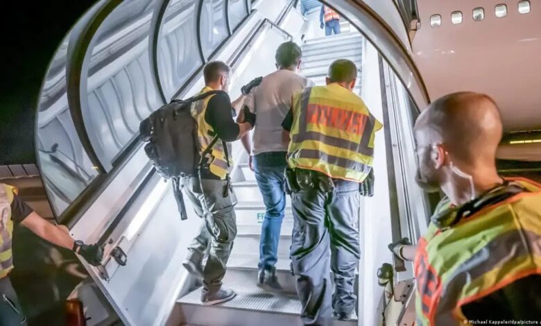 ألمانيا ترحّل 1914 مهاجراً إلى دول المغرب العربي في 2025