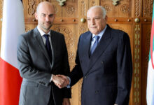 وزيرا خارجية الجزائر وفرنسا يبحثان العلاقات الثنائية وتطورات ملفات إقليمية
