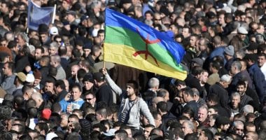 جدل في الجزائر بعد رفع الراية الأمازيغية في مباراة كروية 2 جدل في الجزائر بعد رفع الراية الأمازيغية في مباراة كروية