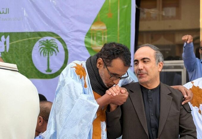 فيديو تقبيل يد السفير الإيراني في نواكشوط يثير جدلاً واسعاً في موريتانيا
