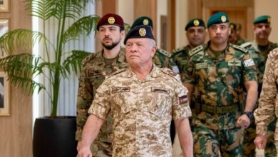 الملك الأردني يزور القيادة العامة للقوات المسلحة ويثني على جاهزيتها